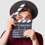 俳優になるためには様々な道があります